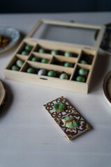 Bombones artesanales con presentación en caja de madera  con granos de cafe