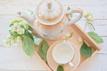 Juego clásico de café en bandeja de madera con flores de azahar