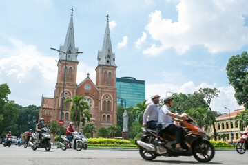 Motorcycles and Notre-Dame Cathedral in Saigon, Vietnam　ホーチミンを走るバイクとノートルダム大聖堂