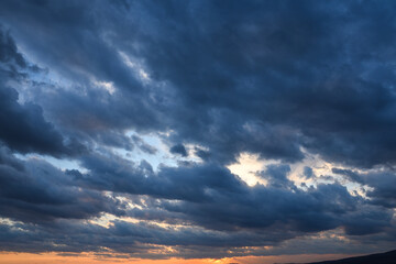 Obraz premium Stormy sky with storm clouns on the sunset with beautiful sun