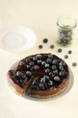 Raw cheesecake with chocolate and blueberries (ph. Archivio Collection)