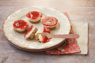 Little cheesecake with strawberries (ph. Archivio Collection)
