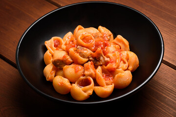 Piatto di pipe rigate con sugo alla salsiccia, Cucina Italiana 