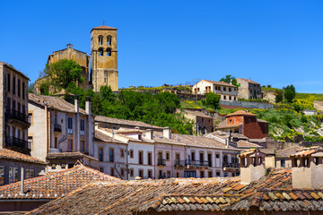Obraz premium View of old town with its old tile roofs and the church on top of the mountain. Sepulveda.