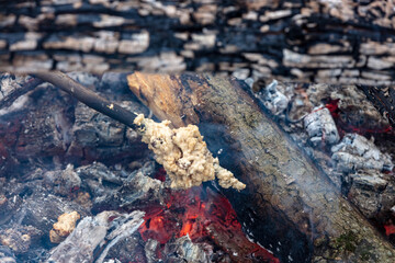 Pâte à biscuit au dessus d'un feu de camp dans la neige