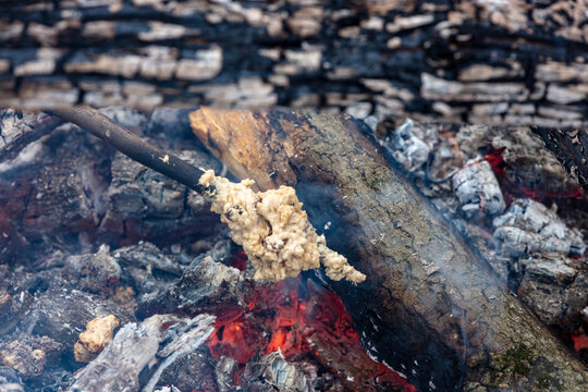 P&acirc;te &agrave; biscuit au dessus d'un feu de camp dans la neige