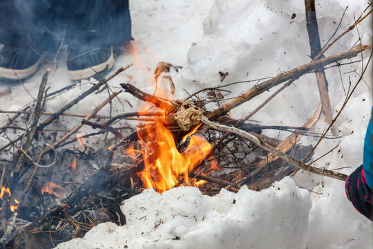P&acirc;te &agrave; biscuit au dessus d'un feu de camp dans la neige