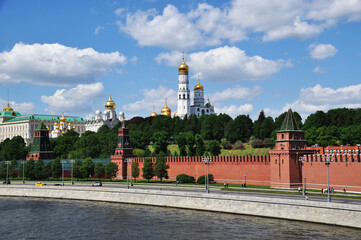 Fototapeta premium Panoramic view of the Moscow Kremlin, the Mosca River and the embankment. Moscow, Russia, May 22, 2021