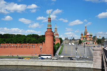 Fototapeta premium View of the Beklemishevskaya tower of the Moscow Kremlin and Vasilievsky descent. Moscow, Russia, May 22, 2021