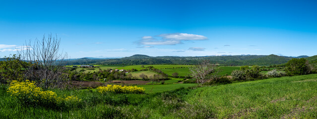 vue panoramique sur la campagne auvergnate au printemps