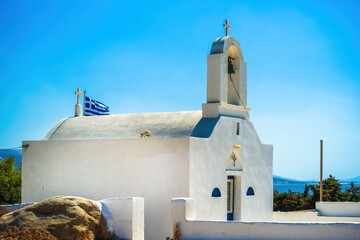 Biały kameralny kościół na greckim wybrzeżu     - obrazy, fototapety, plakaty