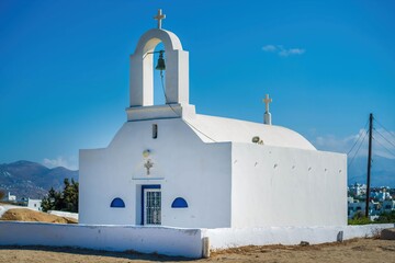 Biały kameralny kościół na greckim wybrzeżu     - obrazy, fototapety, plakaty