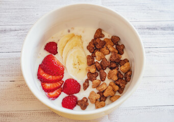 Frühstück mit Beeren.
Joghurt mit Erdbeeren und Bananen