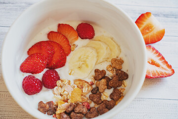 Frühstück mit Beeren.
Joghurt mit Erdbeeren und Bananen