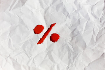 Sale,Rabatt - Prozentzeichen rot gerissen aus weißem Papier