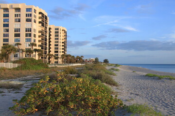 Coucher de soleil sur les bâtiments du bord de mer de la plage de Venice en Floride