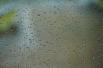 雨の日のガラス