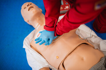 The paramedic gives the doll artificial respiration and resuscitates the heart. Exercise first aid
