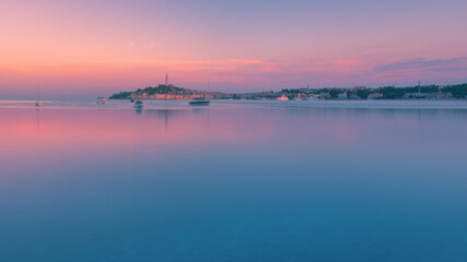 Fototapeta na wymiar Sonnenaufgang am Wasser in Farbe rosa ist morgens ruhig und still