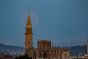 Fototapeta premium moonset behind the catholic church in Mallorca