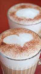 Nahaufnahme zwei Tassen Kaffee Latte mit Herzform auf der Oberfläche. 