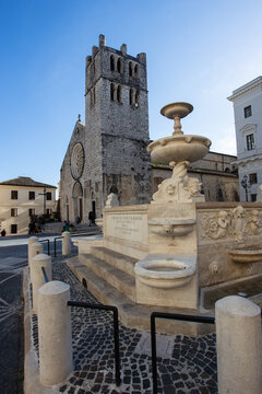 Immagine della piazza nel centro storico di Alatri, in provincia di Frosinone.