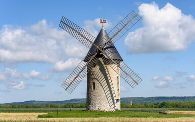 Fototapeta na wymiar The old windmill of Largny-sur-Automne aka 