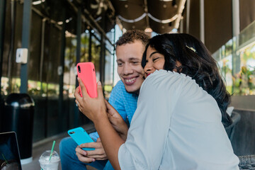 Pareja de Novios Jóvenes tomándose selfie con el celular