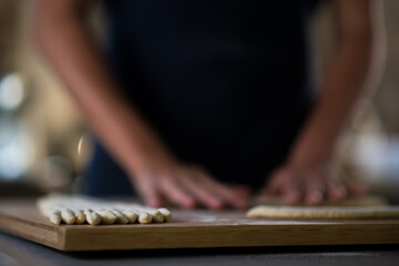 Fototapeta premium hands on pasta