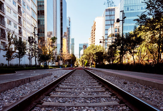 V&iacute;as de ferrocarril con edificios corporativos. 