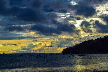 Obraz premium A sunset off the coast of Nicaragua with boats arriving