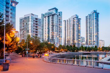 Apartment condominium towers in Vancouver's Yaletown neighbourhood at dusk. - obrazy, fototapety, plakaty