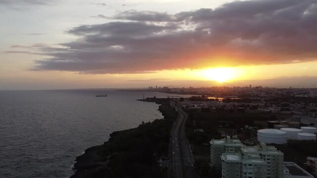 Hermoso atardecer tomado en la avenida Espa&ntilde;a, en republica dominicana, con una victa al mar donde se aprecia un barco a lo lejos
