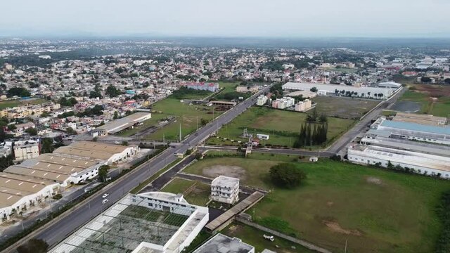 Toma aerea de una de las zonas francas de Republica dominicana, La zona Franca de Hainamoza. Vuelo hacia atras de un drone donde vemos cada vez mas parte de la zona franca