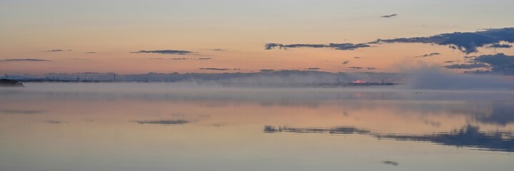 Fototapeta na wymiar 朝焼けに染まる静かなウトナイ湖のパノラマ情景＠北海道