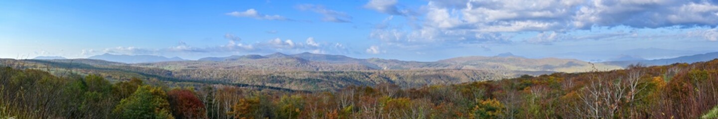 峠の展望台から見おろす洞爺湖と紅葉のパノラマ情景＠北海道