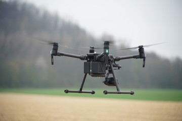 Drohne im Flug für die Landwirtschaft: Rehkitzsuche / Rehkitzrettung - obrazy, fototapety, plakaty