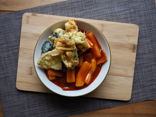 한국음식 떡볶이와 튀김
