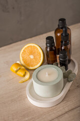 aceites esenciales naturales, naranja y eucalipto, cuentagotas, frascos y velas