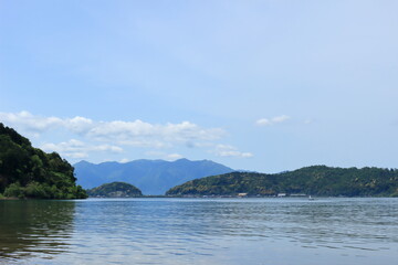 近江八幡の湖岸からの沖島の風景