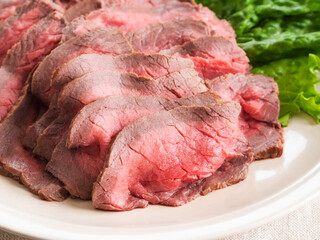 皿に盛ったローストビーフ