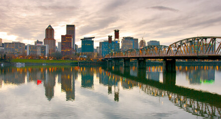 Fototapeta premium Portland OR skyline at sunset