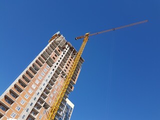 Naklejka premium Construction of a high-rise building with a tower crane