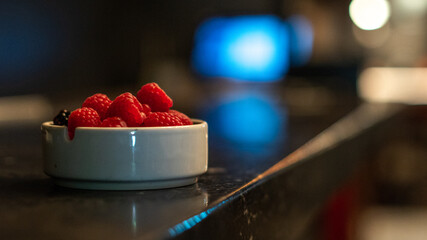 Cocina chef gourmet comida restaurante
Copas barra de bebidas mixologia 
Plato con fresas frambuesas moras