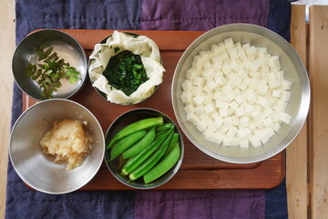 野菜と調味料と高野豆腐