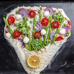 Tart with green asparagus Raw pie filled with fresh asparagus, sweet peas, mozzarella and cherry...