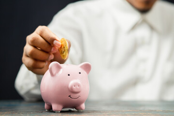 The idea of ​​digital currency, business men saving, investing with digital currencies for online business investment.