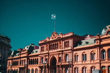 Afwasbaar Fotobehang Buenos Aires Casa Rosada onder het zonlicht en een blauwe lucht in Buenos Aires, Argentinië