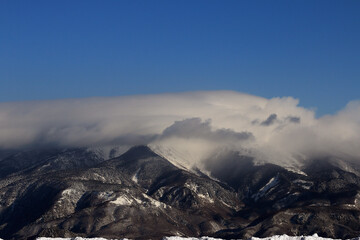 雲の中の雪山