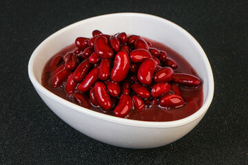 Red baked kidney in the bowl
